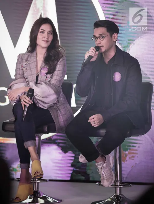 Penyanyi Raisa dan afgan saat hadir dalam peluncuran Magnum Hazelnut Luxe di Studio 6 Emtek, Jakarta, Rabu (2/5). Peluncuran ini menandai dimulainya kampanye terbaru Magnum di tahun 2018. (Liputan6.com/Faizal Fanani)