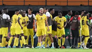 Para pemain Mozambik merayakan gol kedua tim mereka selama pertandingan Grup B Piala Afrika (CAN) 2024 antara Mesir dan Mozambik di Stadion Felix Houphouet-Boigny di Abidjan pada 14 Januari 2024. (SIA KAMBOU/AFP)