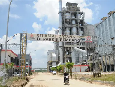 Pekerja melintasi pintu masuk pabrik PT Semen Indonesia di Rembang, Jawa Tengah, Kamis (16/3). Tahapan pembangunan pabrik semen yang dibangun di atas seluas 57 hektare tersebut telah mencapai 96,63 persen. (Liputan6.com/Gempur M Surya)