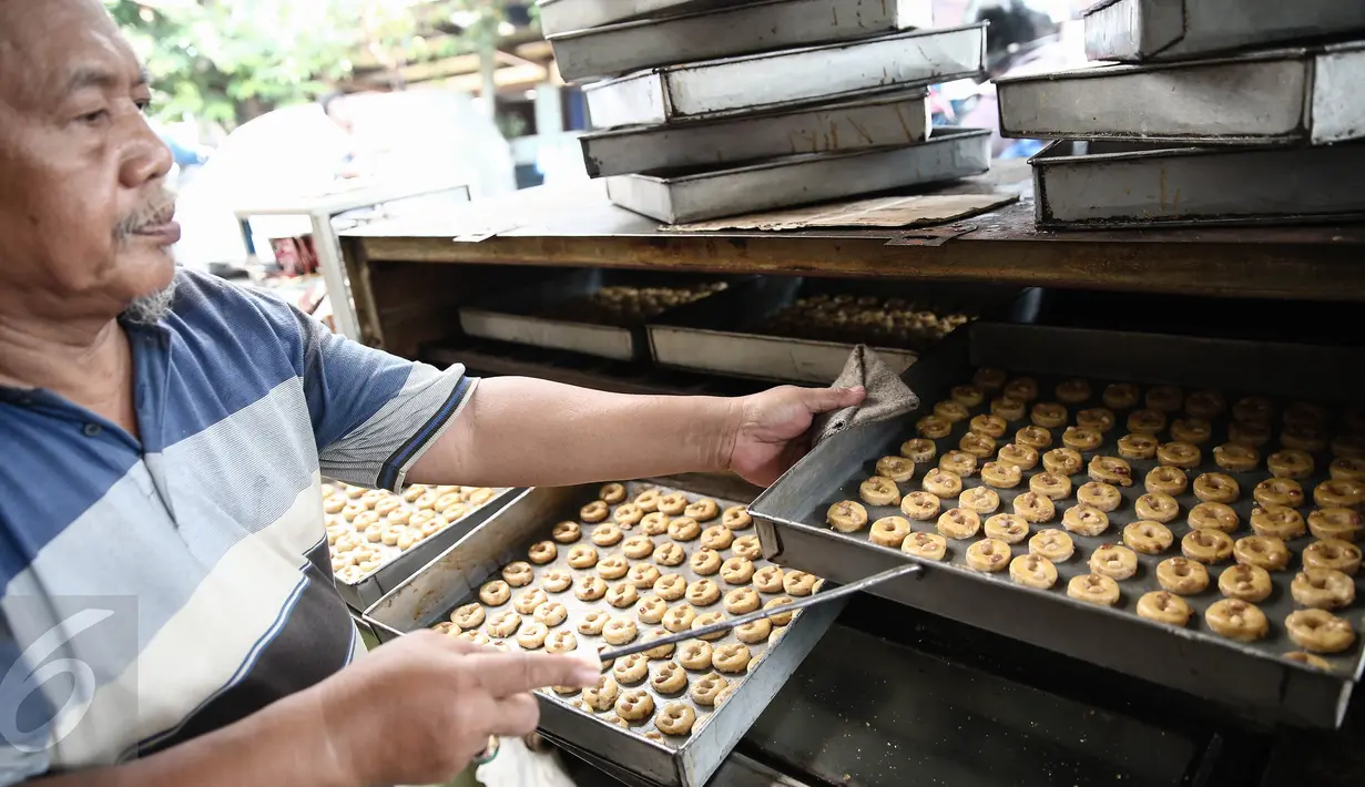  Pekerja menyelesaikan produksi kue kering di Industri kue rumahan Kwitang Pusaka, Jakarta, Selasa (21/6). Jelang lebaran permintaan kue kering industri rumahan meningkat. (Liputan6.com/Faizal Fanani)