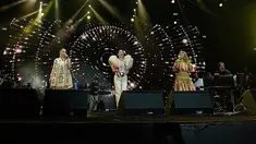 Masih ada catatan menarik dari Synchronize Festival 2022. Sejumlah artis papan atas tampil di ajang musik yang digelar dari 7 sampai 9 Oktober 2022. Salah satu yang mencuri perhatian, kolaborasi Erwin Gutawa bersama 3 Diva. Urusan teknik vokal, Ruth Sahanaya, Titi DJ, dan Krisdayanti tak perlu disangsikan lagi. Soal aransemen, serahkan pada sang maestro, Erwin Gutawa. (Foto: Dok. Instagram @eg.erwingutawa)