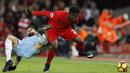 Penyerang Liverpool, Divock Origi, berusaha melewati bek Manchester City, Nicolas Otamendi, pada laga Liga Inggris di Stadion Anfield, Inggris, Sabtu (31/12/2016). (Reuters/Carl Recine)