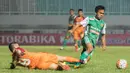 Pemain PS TNI, Wiganda Pradika, melewati hadangan striker Borneo FC, Pedro Javier. Sementara Borneo FC masih tertahan pada posisi ke-9 klasemen TSC 2016. (Bola.com/Vitalis Yogi Trisna)