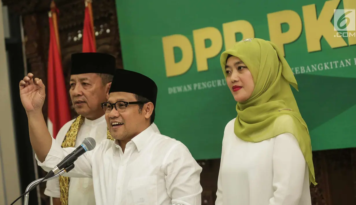 Ketum PKB, Muhaimin Iskandar (tengah) bersama pasangan Cagub-Cawagub Arinal Djunaidi (kiri) dan Chusnunia Chalim untuk Pilkada Lampung 2018 memberi sambutan di Gedung DPP PKB, Jakarta, Rabu (20/12). (Liputan6.com/Faizal Fanani)