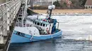 Kapal nelayan saat menabrak Jembatan Anggersudn di perairan dingin di Limfjord di bagian utara Jutland di Denmark (28/2). (AFP Photo/Scanpic Denmark/Henning Bagger)