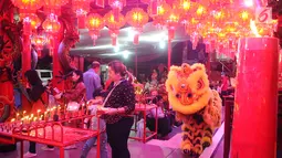 Tarian barongsai hibur warga keturunan Tionghoa pada malam Tahun Baru Imlek di Vihara Amurva Bhumi, Jakarta, Senin (04/2). Boneka berbentuk singa dimainkan untuk mengusir setan. (Liputan6.com/Herman Zakharia)