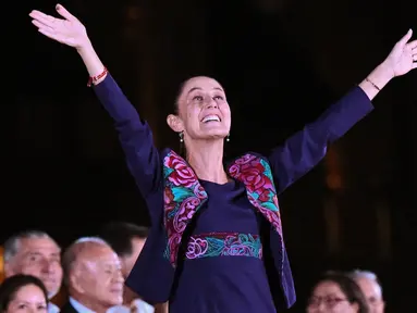 Kandidat presiden Meksiko dari partai Morena, Claudia Sheinbaum merayakan hasil pemilihan umum di Zocalo Square, Mexico City, pada tanggal 3 Juni 2024. (Pedro Pardo/AFP)