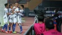 Pemain PSIS Semarang, Bruno Silva (kedua kanan) merayakan gol kedua ke gawang Persebaya Surabaya bersama rekan setim dalam laga pekan ke-6 BRI Liga 1 2021/2022 di Stadion Wibawa Mukti, Cikarang, Minggu (03/10/2021). (Bola.com/Bagaskara Lazuardi)