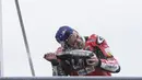 Pembalap Ducati Danilo Petrucci menyemprotkan sampanye saat merayakan kemenangannya pada balapan MotoGP Prancis 2020 di Le Mans, Prancis, Minggu (11/10/2020). Danilo Petrucci menjadi yang tercepat disusul Alex Marquez dan Pol Espargaro. (AP Photo/David Vincent)