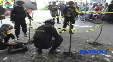 Warga Surabaya temukan kantong berisi benda hijau mirip granat yang diduga peninggalan zaman Belanda.