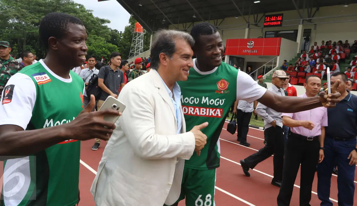 Pemain PS TNI berfoto bersama dengan Joan Laporta usai konfrensi pers di Cijantung, Jakarta, Minggu (2/4). Kedatangan Laporta ke Indonesia juga untuk menyampaikan pembinaan sepak bola jalanan hingga akademi. (Liputan6.com/Helmi Afandi)