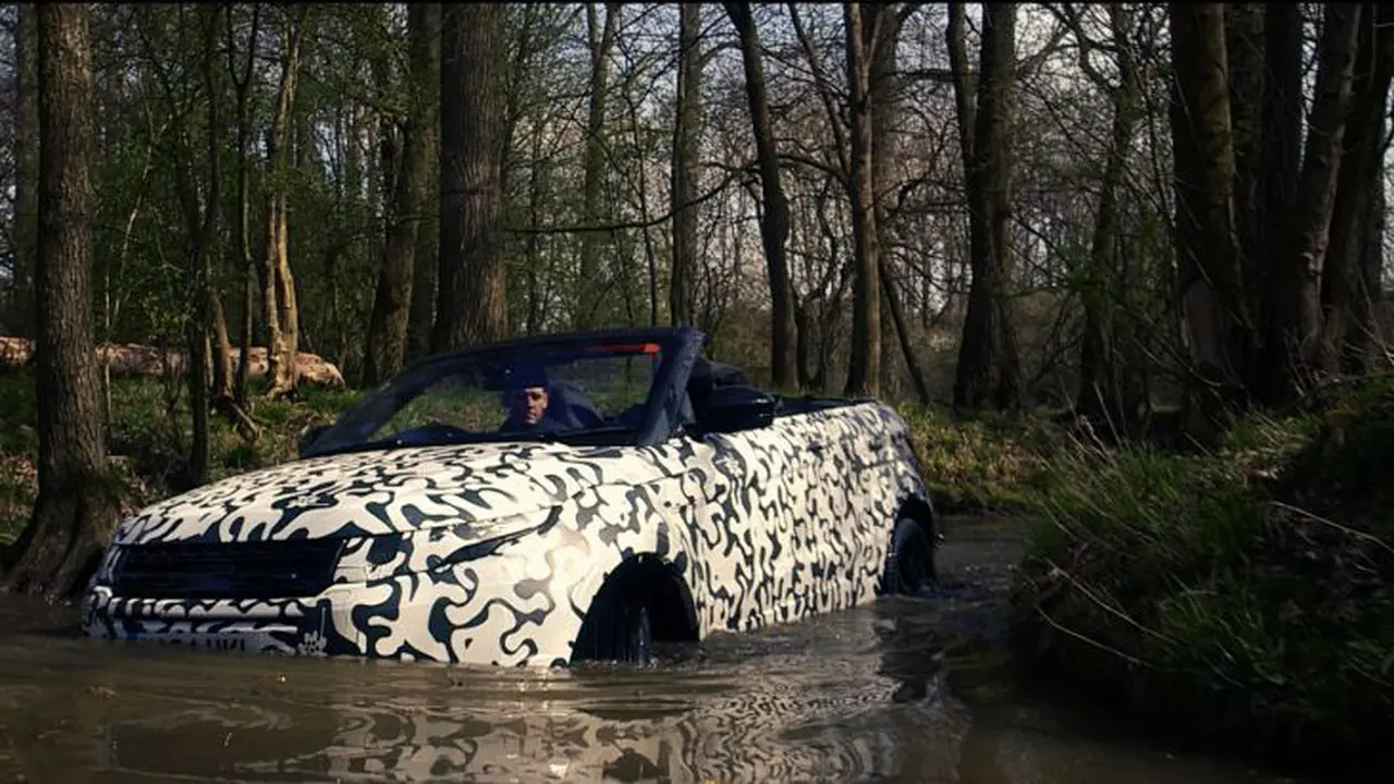 Uji Tangguh, Range Rover Evoqe Convertible Berkubang di Sungai