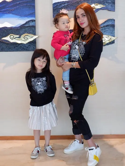 Ussy mengatakan kepada anak-anaknya bahwa belum saatnya untuk berpacaran, namun jika untuk menjadi penyemangat dalam urusan sekolah tidak apa-apa. Tujuan Ussy adalah agar anak-anaknya fokus dulu dengan pelajaran. (Instagram/ussypratama)