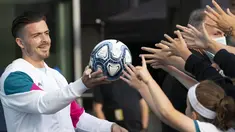 Pemain baru Manchester City, Jack Grealish, memberikan bola kepada para penngemar saat diperkenalkan di Stadion Etihad, Senin (9/8/2021). Manchester City memecahkan ekor transfer Inggris dengan mendatangkan Jack Grealish dari Aston Villa dengan harga £100 juta ($139 juta). (AP Photo/Jon Super)