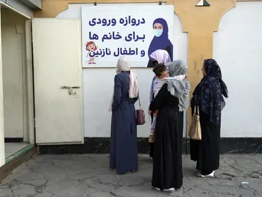 Perempuan Afghanistan berdiri di luar taman hiburan, di Kabul, Afghanistan, Kamis (10/11/2022). Taliban pada hari Kamis telah melarang perempuan Afghanistan menggunakan fasilitas di pusat kebugaran dan taman. (AP Photo/Ebrahim Noroozi)
