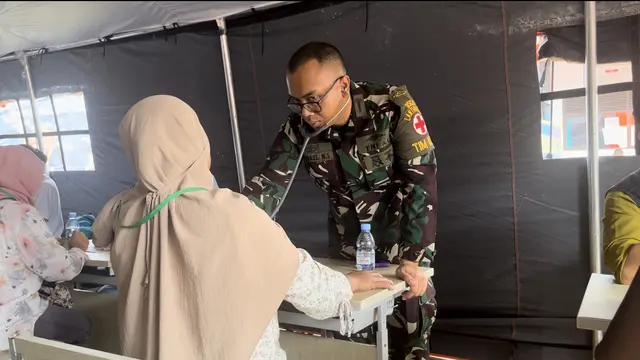 Kegiatan Bakti Sosial Bhakti Kanyini Ausindo 2025 di SMKN 1 Panggarangan, Bayah, Banten (Liputan6.com/Muhammad Radityo Priyasmoro)