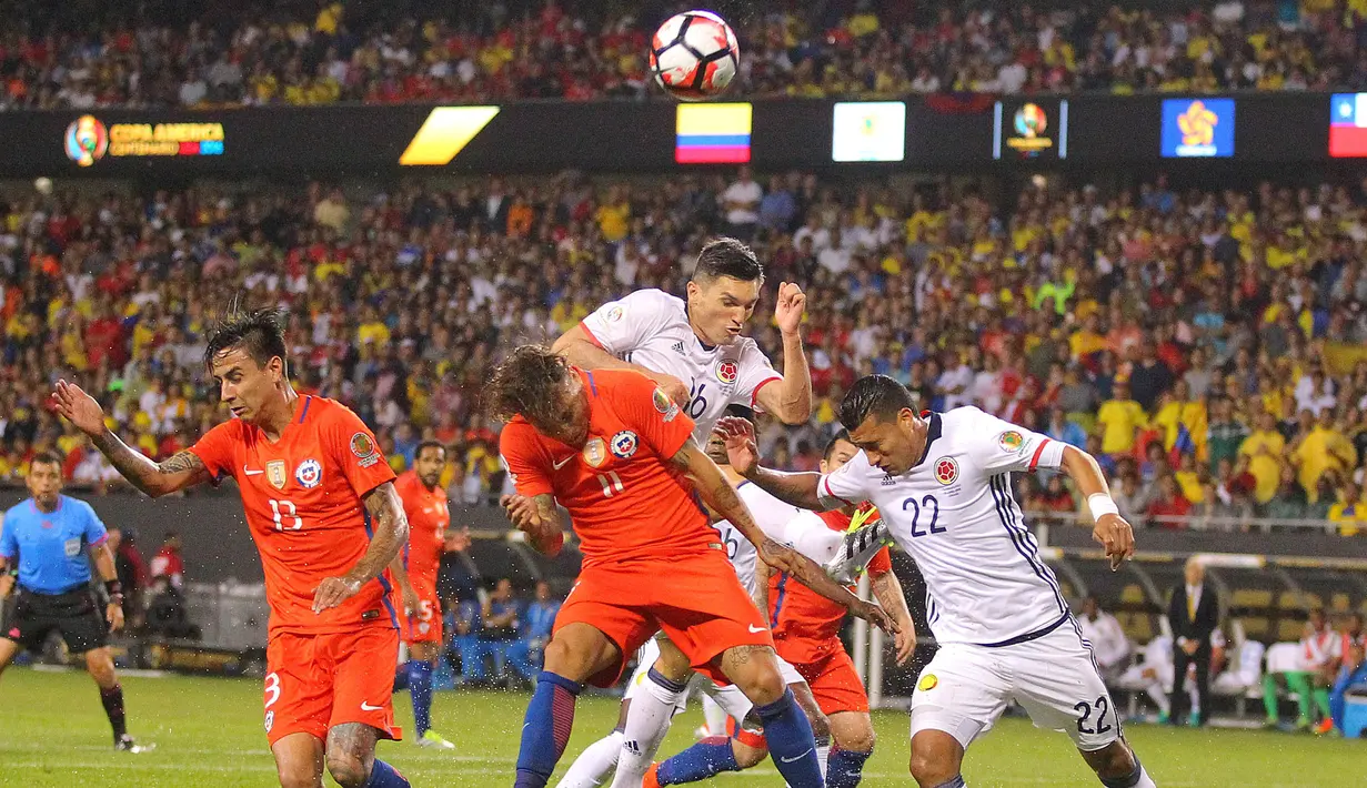 Sejumlah pemain Chile dan Kolombia berebut bola pada pertandingan semifinal Copa America Centenario 2016 di Soldier Field, AS, (22/6). Chile nantinya akan menantang Argentina di final Copa America Centenario 2016. (Dennis Wierzbicki/ USA TODAY Sports)
