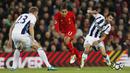 Aksi pemain Liverpool, Roberto Firmino melewati hadangan dua pemain West Bromwich Albion pada lanjutan Premier League pekan ke-9 di Stadion Anfield, Minggu (23/10/2016) dini hari WIB.  (Action Images via Reuters/Ed Sykes)