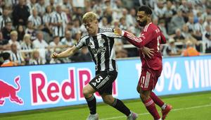 Pemain Newcastle, Lewis Hall, beraksi di depan pemain Liverpool, Mohamed Salah, dalam pertandingan Liga Inggris di Newcastle, Inggris, Selasa (26&nbsp;Agustus 2025). (AP Photo/Jon Super)