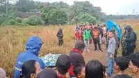 Sejumlah warga mendekati lokasi penemuan mayat di tanah merah Pancoran Mas, Depok. (Liputan6.com/Dicky Agung Prihanto)