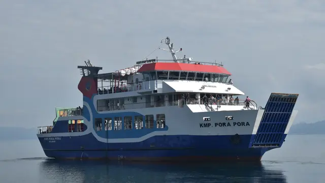 ASDP mengoperasikan KMP Ihan Batak dan KMP Pora-Pora, yang dikenal dengan kapasitas besar dan kenyamanan prima di Danau Toba