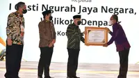 Wali Kota Denpasar I Gusti Ngurah Jaya Negara menerima penghargaan Promosi Desa Wisata Nusantara. (Istimewa).