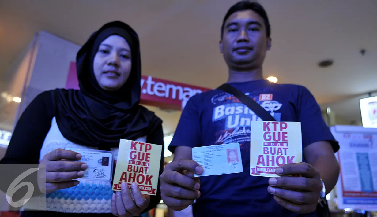 Warga menunjukan stiker untuk memberikan dukungan ke Gubernur DKI Jakarta Basuki T Purnama di salah satu mal, Jakarta, (25/7/2015). Teman Ahok mengumpulkan satu juta KTP warga Jakarta agar Ahok bisa maju pada Pilkada DKI 2017. (Liputan6.com/Johan Tallo)