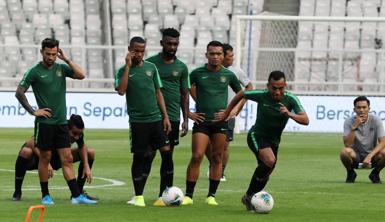 Pemain Timnas Indonesia, Irfan Jaya, menggiring bola saat latihan jelang laga kualifikasi Piala Dunia 2022 di SUGBK, Jakarta, Senin (9/9). Indonesia akan berhadapan dengan Thailand. (Bola.com/M Iqbal Ichsan)