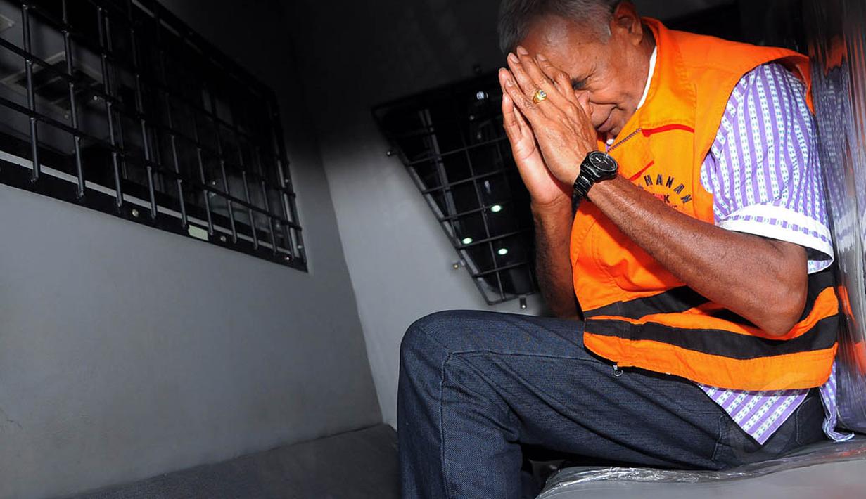 Usai diperiksa KPK, Yesaya Sombuk yang mengenakan rompi oranye langsung masuk ke mobil tahanan (Liputan6.com/Faisal R Syam)