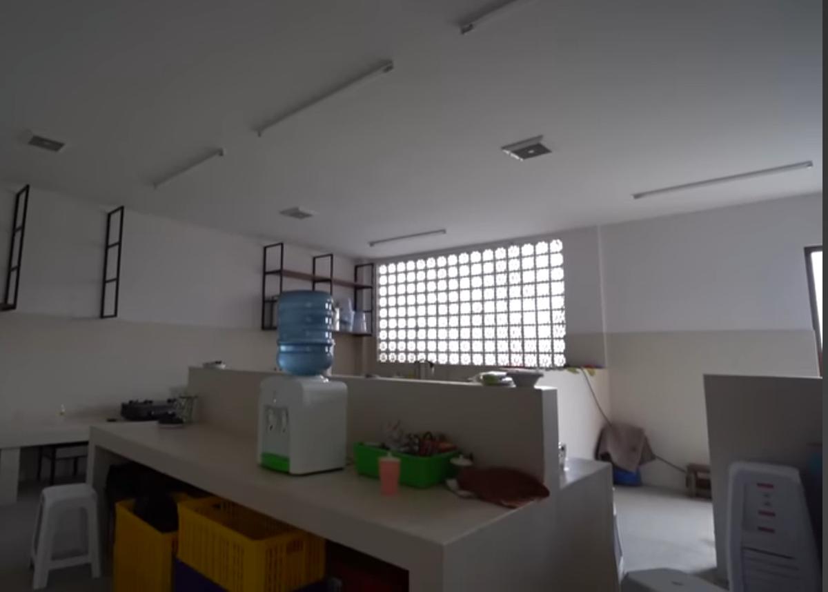 5 Potret Dapur di Pendopo Soimah di Jogja, Seluas Lapangan Futsal & Meja Super Panjang Sampai Bisa Dipakai Tiduran