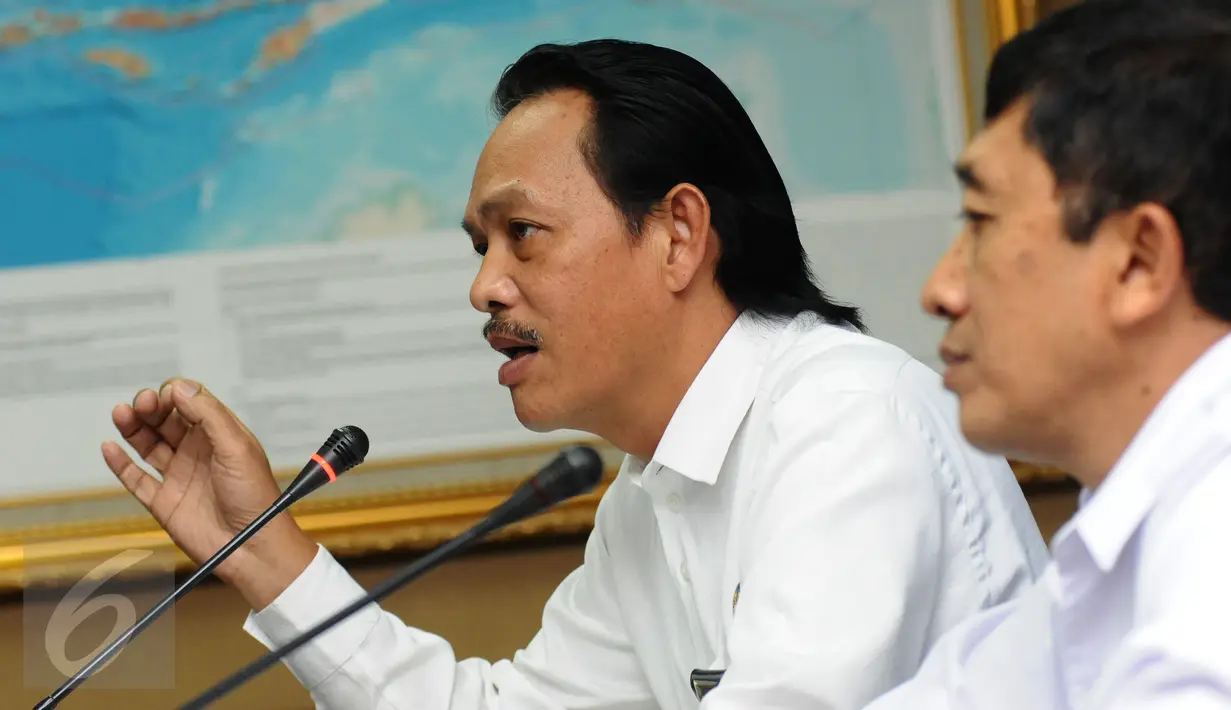 Deputi Pemberantasan BNN, Irjen Pol Arman Depari (kiri) memberi keterangan terkait kasus dua pilot Susi Air di Jakarta, Senin (16/1). Arman menegaskan, pilot Susi Air yang berinisial DA dan BA negatif narkoba. (Liputan6.com/Helmi Fithriansyah)