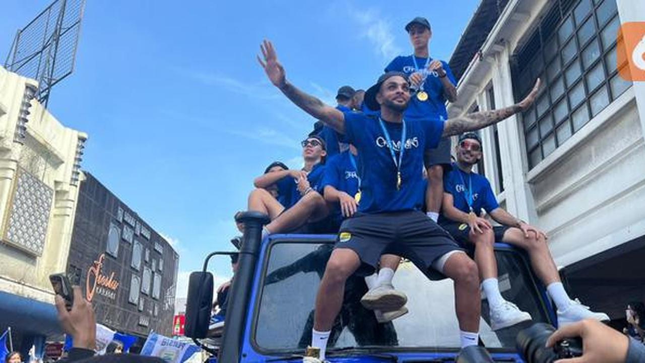 Mantan Bintang PSG Bikin Bobotoh Heboh, Joget Sepanjang Pawai Juara Persib
