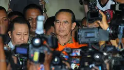 Ekspresi mantan Menteri Agama, Suryadharma Ali saat memberikan keterangan di gedung KPK, Jakarta, Jumat (10/4/2015). Suryadharma Ali ditetapkan sebagai tersangka kasus dugaan korupsi penyelenggaraan haji tahun 2012-2013. (Liputan6.com/Herman Zakharia)