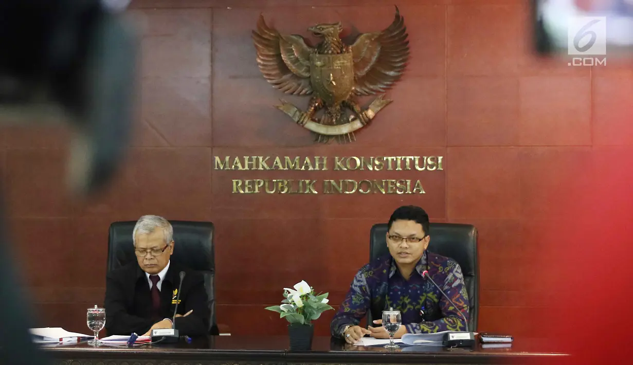 Kepala Biro Humas dan Protokol MK Rubiyo (kiri) bersama Juru Bicara MK Fajar Laksono (kanan) menjelaskan angket KPK di Gedung MK, Jakarta, Kamis (15/2). Sebelumnya, Ketua KPK Agus Rahardjo menyatakan menghormati putusan MK. (Liputan6.com/Angga Yuniar)