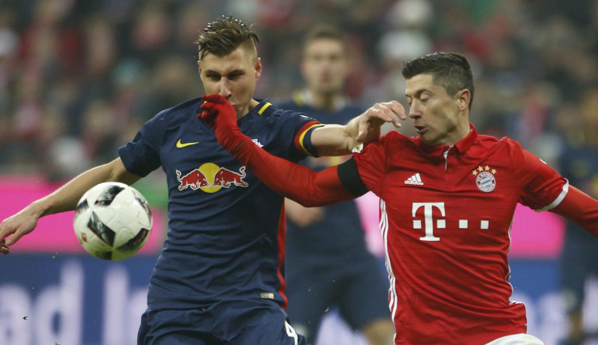 Duel pemain Bayern Munich, Robert Lewandowski saat berebut bola dengan pemain RB Leipzig, Willi Orban pada lanjutan Bundesliga Jerman di Stadion Allianz-Arena, (21/12/2016). Bayern menang 3-0.  (REUTERS/Michaela Rehle)