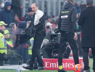 Pelatih AC Milan, Massimiliano Allegri, meninggalkan lapangan usai mendapat kartu merah saat melawan Lazio pada pekan ke-13 Serie A 2025/2026 di Stadion San Siro, Minggu, (30/11/2025). (AP Photo/Antonio Calanni)