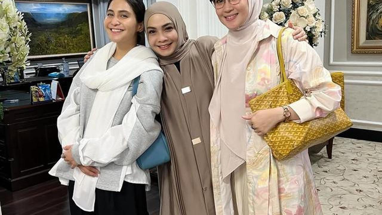6 Potret Rieta Amilia dan Geng Artis Peringati Nisfu Syaban, Kompak Pakai Gamis