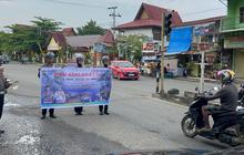 Bagikan Nasi Kotak pada Pengguna Jalan, Polres Rohul Sosialisasi Program & Pilkada Damai