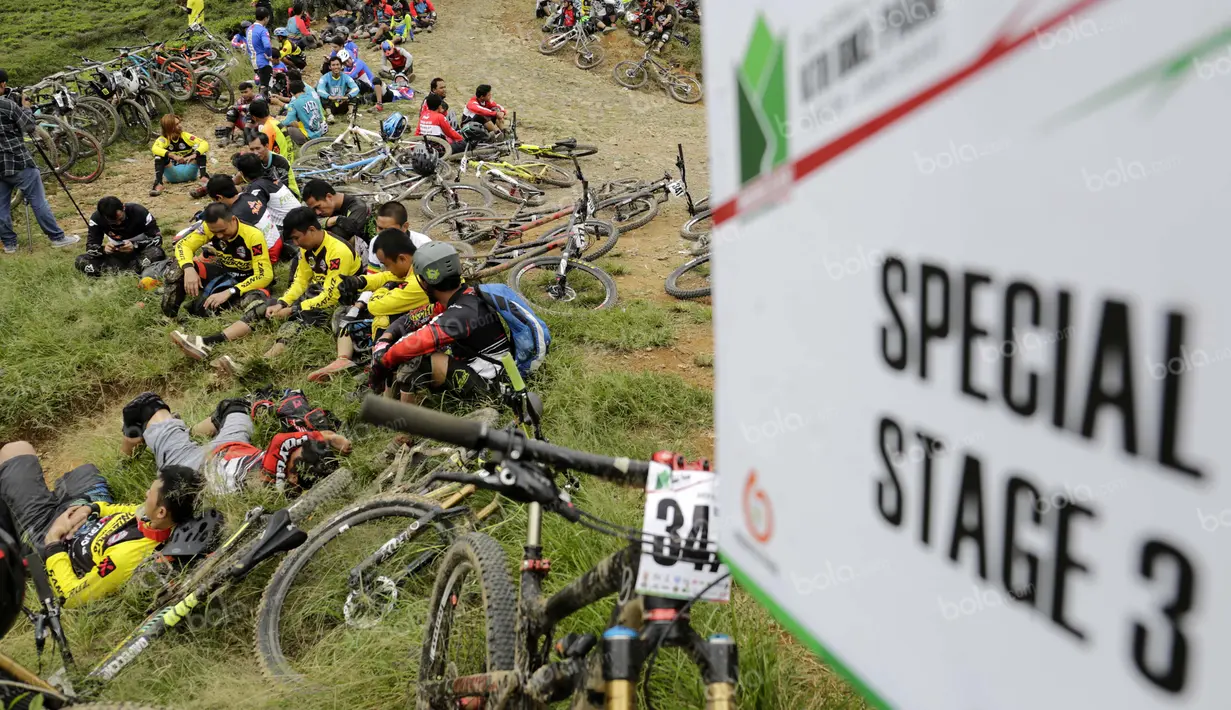 Para pebalap beristirahat jelang SS 3 dalam Indonesian Enduro Series di lintasan perkebunan teh KTH Bike Park, Puncak, Bogor, (29/5/2016). (Bola.com/Arief Bagus)