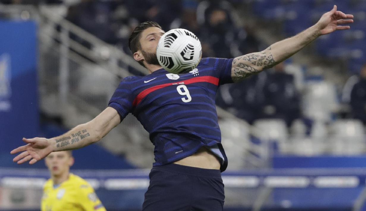 Penyerang Prancis, Olivier Giroud mengontrol bola saat bertanding melawan Ukraina pada pertandingan kualifikasi Piala Dunia D di stadion Start de France, di Saint Denis, utara Paris, Kamis (25/3/2021). Prancis bermain imbang atas Ukraina 1-1. (AP Photo/Thibault Camus)