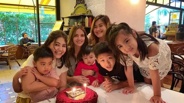 Momen Kebersamaan Nia Ramadhani dan Ibunda (sumber: instagram/niaramadhanizers)
