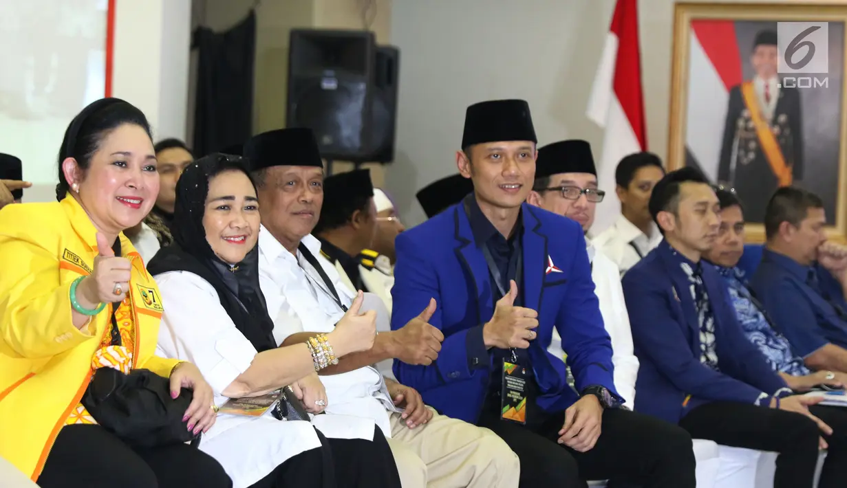 Politisi Partai Demokrat, Agus Harimurti Yudhoyono (tengah) saat di ruang pendaftaran bakal Capres/Cawapres Pemilu 2019 di Gedung KPU, Jakarta, Jumat (10/8). AHY mendampingi proses pendaftaran pasangan Prabowo/Sandi Uno. (Liputan6.com/Helmi Fithriansyah)