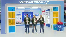 Manajemen Daihatsu berfoto di booth.