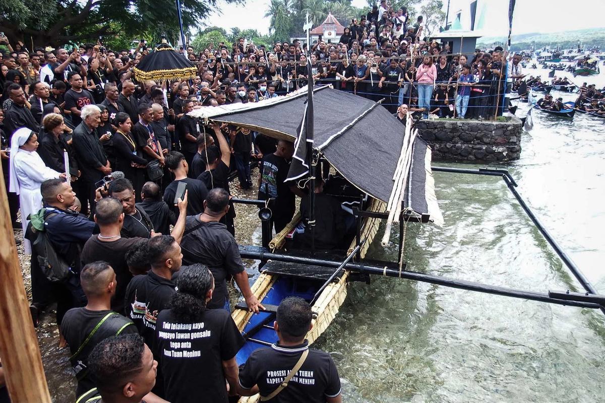 FOTO: : Prosesi Laut Tuan Meninu Hidupkan Tradisi Perayaan Jumat Agung  di Larantuka