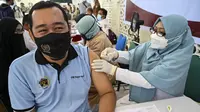 Seorang pria menerima dosis vaksin virus corona COVID-19 Moderna saat pelaksanaan vaksinasi di Masjid Raya Baiturrahman, Banda Aceh, Aceh, Selasa (7/9/2021). (CHAIDEER MAHYUDDIN/AFP)