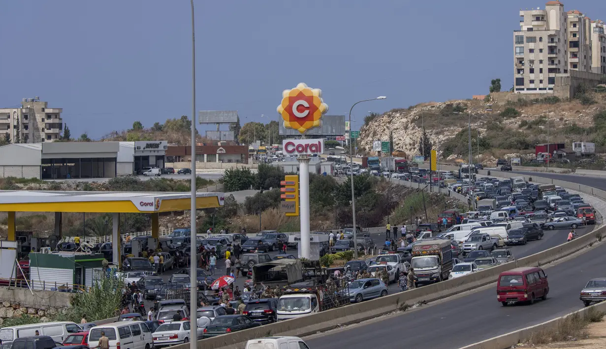 Pemandangan dari sebuah pompa bensin di jalan raya utama saat mobil datang dari segala arah untuk mencoba dan mengisi tangki mereka dengan bensin, di kota pesisir Jiyeh, Jumat (3/9/2021).  Lebanon sedang bergulat dengan krisis ekonomi dan keuangan terburuk dalam sejarah modernnya. (AP/ Hassan Ammar)