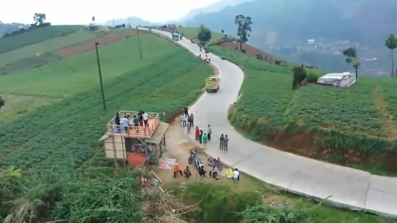 Jalan tembus Banjarnegara-Batang di Dieng yang dijuli tol kahyangan. (Foto: Liputan6.com/Rudal Afgani)