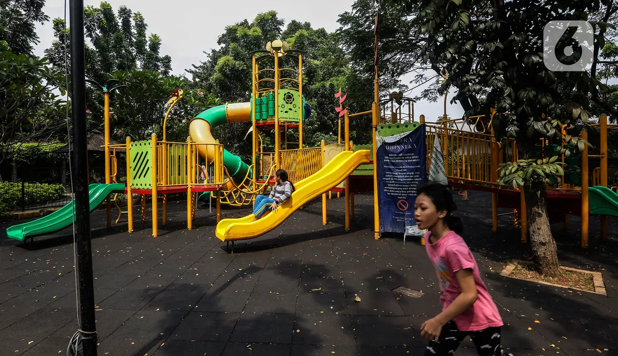 Seorang anak berlari saat yang lainnya bermain perosotan di Ruang Publik Terpadu Ramah Anak (RPTRA) Berseri, Petukangan Utara, Pesanggrahan, Jakarta, Kamis (13/7/2023). Kendati banyak cat pada wahan permainan yang mulai pudar dan kotor, tapi tidak menyurutkan minat anak-anak untuk bermain di RPTRA Berseri. (Liputan6.com/Johan Tallo)