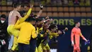 Para pemain Villarreal merayakan kelolosan ke semifinal Liga Europa 2020/2021 usai menang 2-1 atas Dinamo Zagreb dalam laga leg kedua perempatfinal di La Ceramica Stadium, Villarreal, Kamis (15/4/2021). (AFP/Jose Jordan)