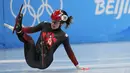 Kim Boutin dari Kanada, jatuh dalam panasnya nomor 1000 meter putri selama kompetisi skating cepat lintasan pendek di Olimpiade Musim Dingin 2022, Rabu, 9 Februari 2022, di Beijing. ((AP Photo /Bernat Armangue)